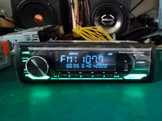 Nouveau modèle de lecteur MP3 audio stéréo de voiture multicolore avec Bluetooth, Aux, USB, FM